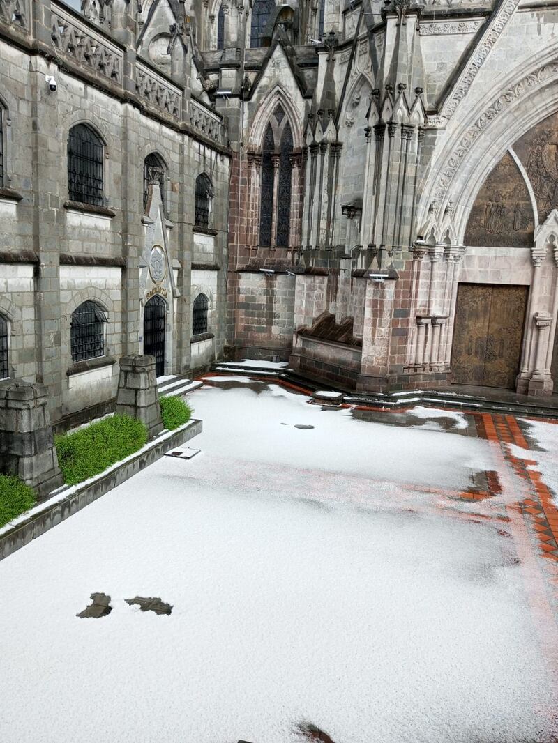 Así quedó la Basílica tras lluvia con granizo en Quito