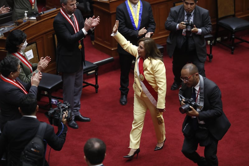 La abogada Dina Boluarte saluda tras ser juramentada como nueva presidenta del Perú