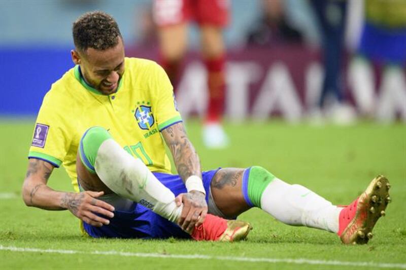 Neymar Jr sale lesionado y suenan las alarmas en Brasil