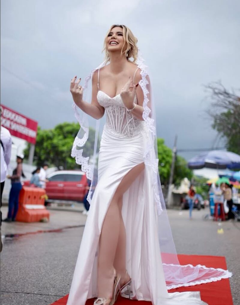 Carolina Jaume fue vestida de novia a votar en las elecciones 2025