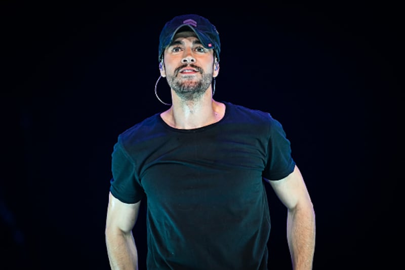 Se hicieron pasar por Enrique Iglesias para estafa a una mujer de 63 años.