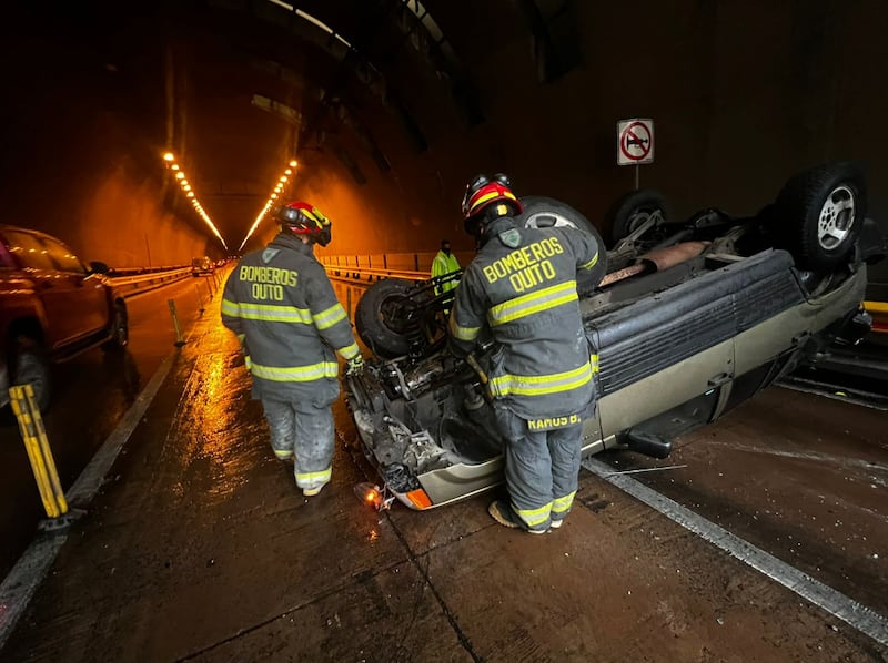 Auto se volcó al ingreso del túnel Guayasamín