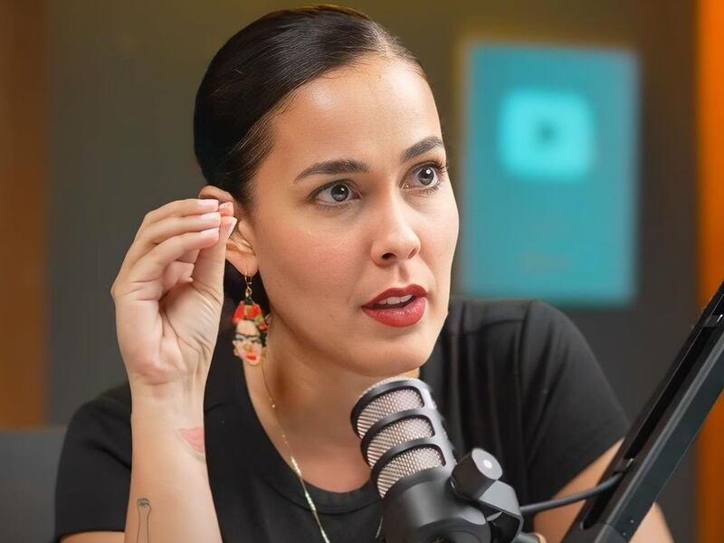 ¿Quién es Alondra Santiago, la periodista cubana que le revocaron la ...