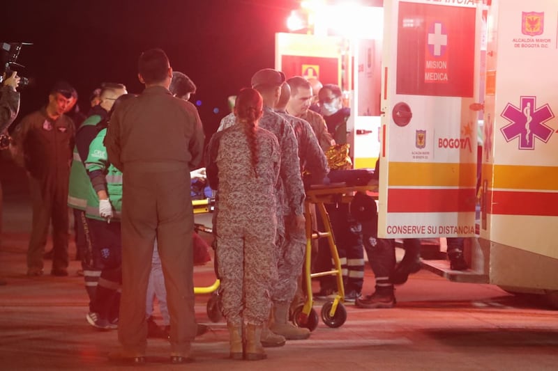 Autoridades indígenas y médicos de las Fuerzas Militares de Colombia reciben a los cuatro niños indígenas que pasaron 40 días perdidos en la selva entre el Guaviare y Caquetá