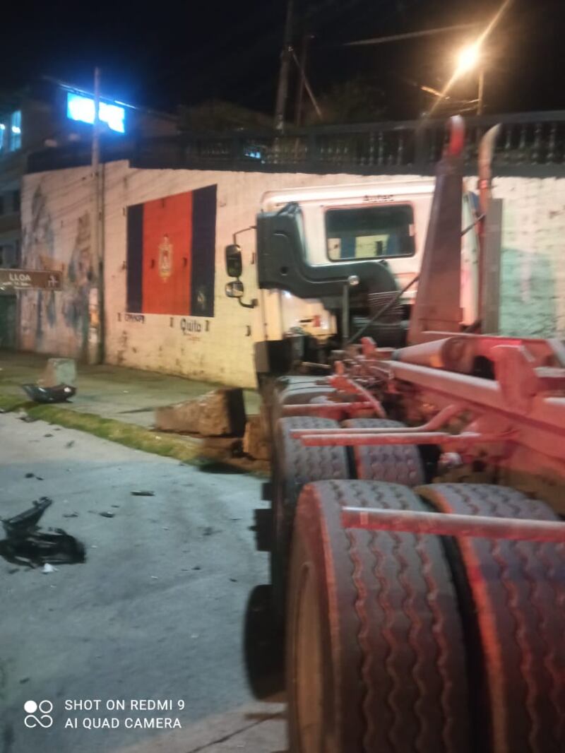 Choque entre camión y un automóvil dejó varios heridos en el sur de Quito