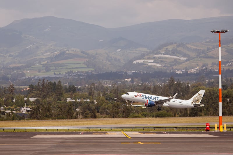 Avión de JetSMART despegando desde el Aeropuerto Internacional Mariscal Sucre en Quito