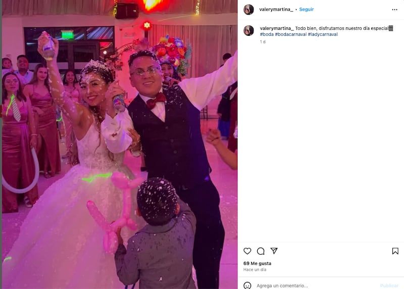 Valeria, la "novia Carnaval" de Quito y su esposo en la fiesta de su boda