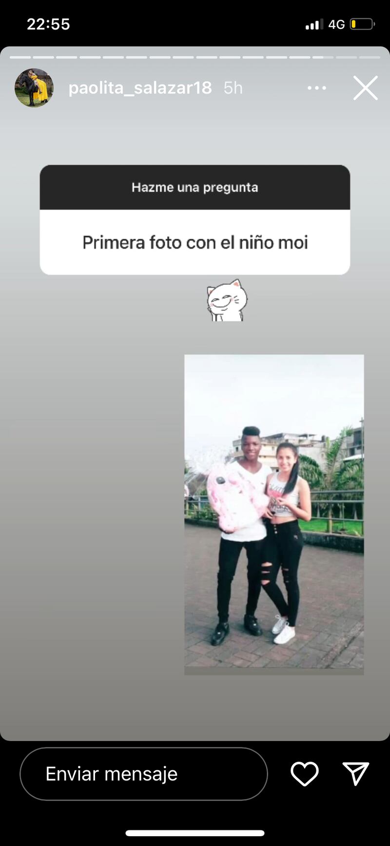 Moisés Caicedo y su novia