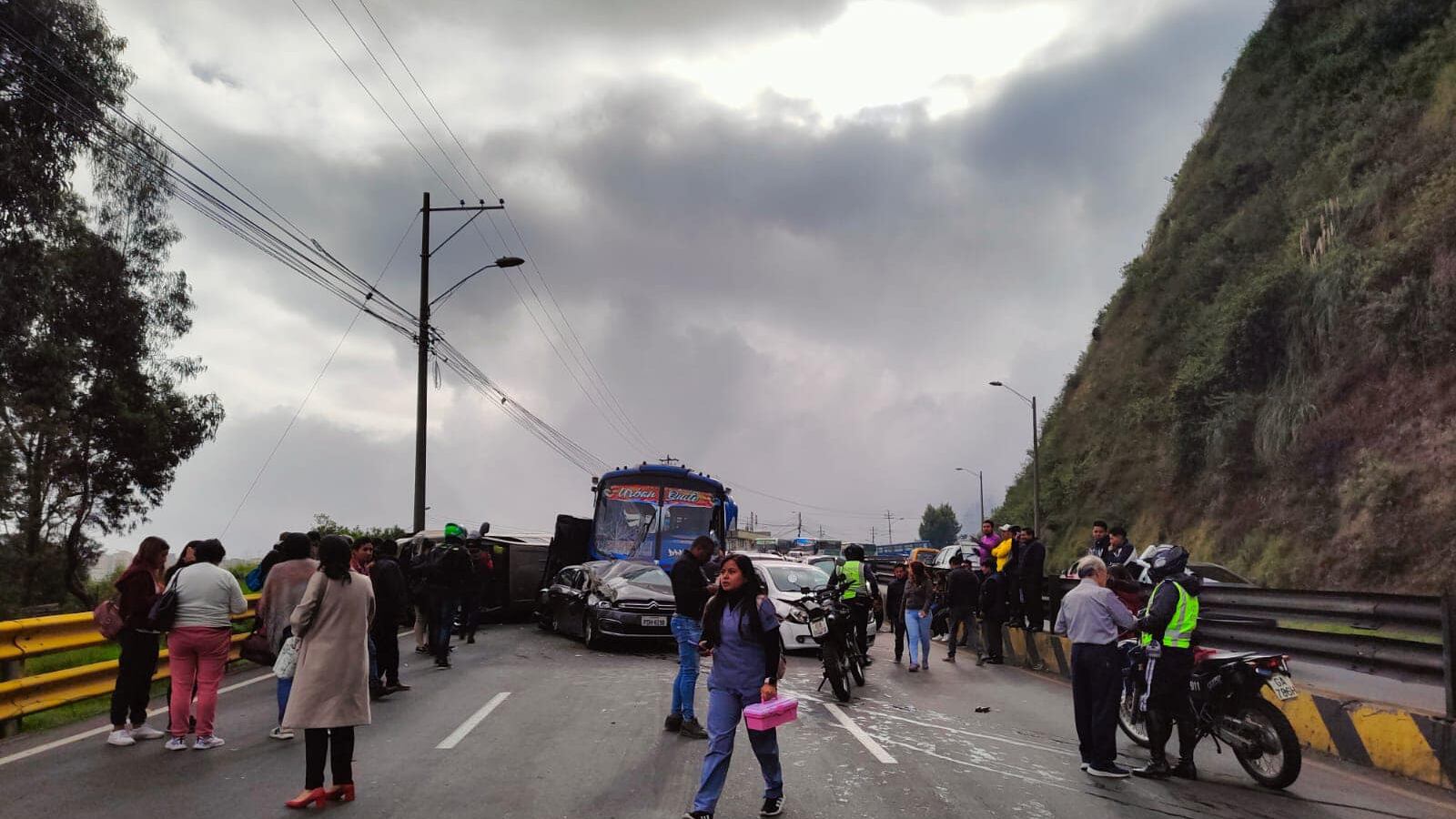 Quito: personas heridas tras accidente de tránsito en la Autopista General Rumiñahui