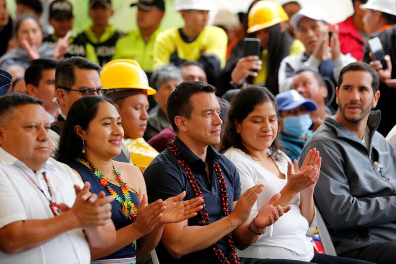 Daniel Noboa, presidente de Ecuador, junto a la comunidad en la visita las obras en la carretera E45 en la Amazonía Ecuatoriana