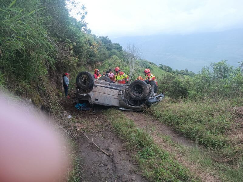 Quito: personas heridas tras volcamiento de vehículo en vía a San José de Minas