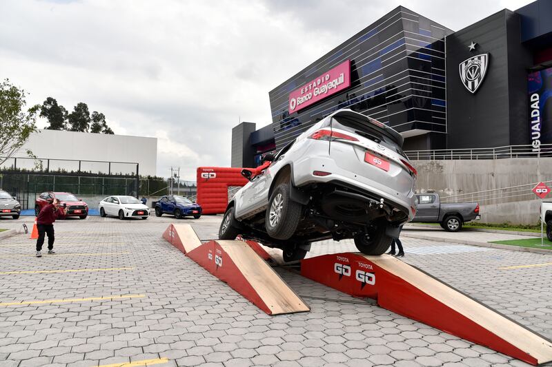 Uno de los Toyota durante la demostración de su estabilidad, potencia y confort en el Estadio Banco Guayaquil.