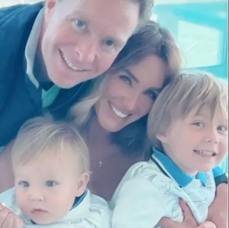 Anahí y sus hijos junto con su esposo, Manuel Velasco