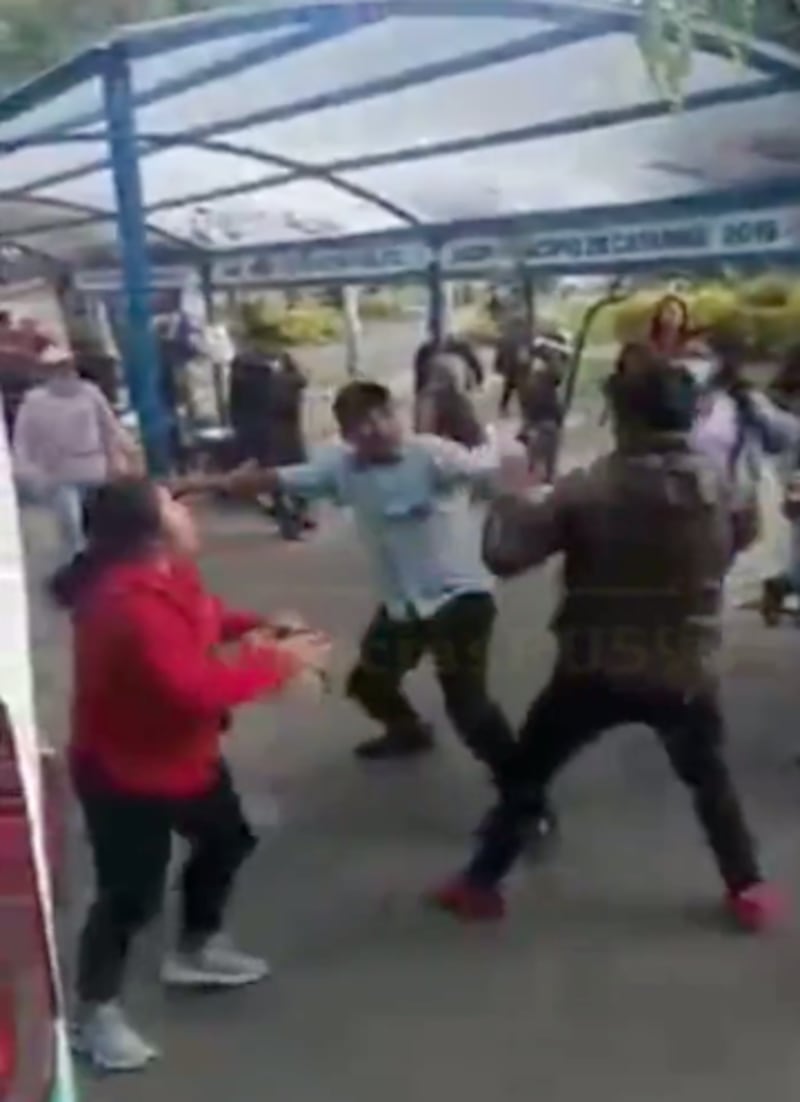 Pelea de conductores en terminal de Cayambe