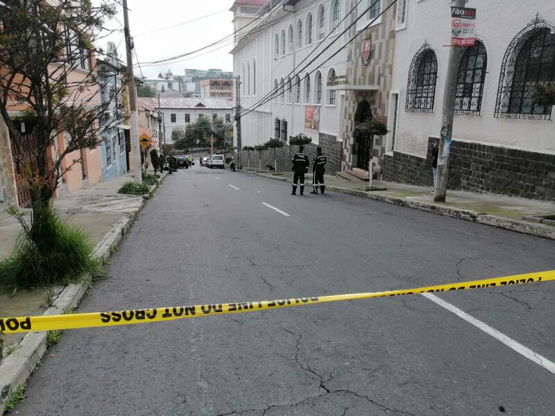 Arma de fuego y balas fue abandona en exteriores de Unidad Educativa, en el centro de Quito.