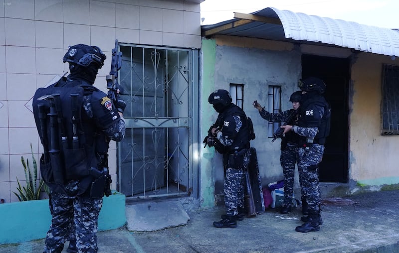 Guayaquil, viernes 07 de marzo del 2025
Policías y militares resguardan el sector de Socio Vivienda, dónde ayer hubo una masacre que deja hasta ahora 22 muertos y 6 heridos.
Fotos: César Muñoz/API