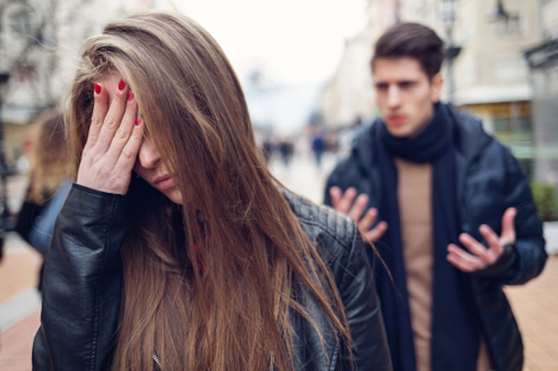 Su esposa le dijo que se tomó el día por “salud mental” y la encontró con otra mujer en su cama