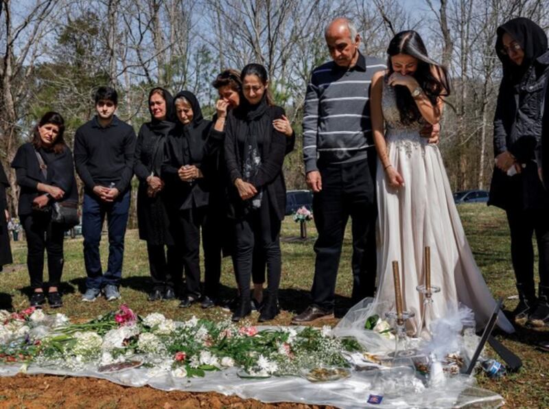 Mujer va con su vestido de novia a visitar la tumba de su pareja que murió dos semanas antes de la boda