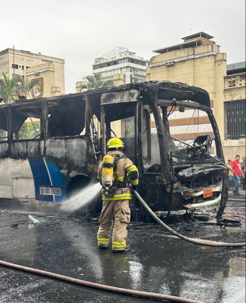 Bus que se incendió en el centro de Guayaquil