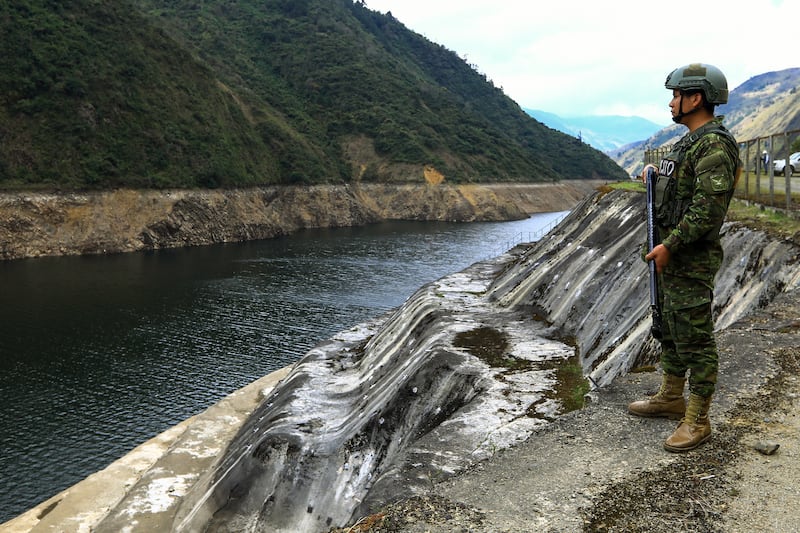 Un integrante de las Fuerzas Armadas de Ecuador recorre el embalse de Mazar