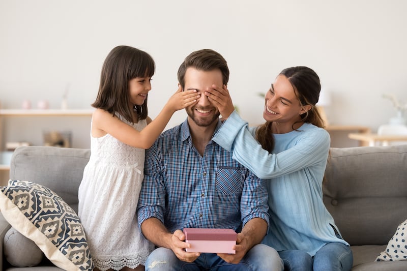 Agradece tu padre todos los consejos, las palmadas en la espalda para dar ánimos y los días dedicados a cuidarte con algún presente que se adecue a él