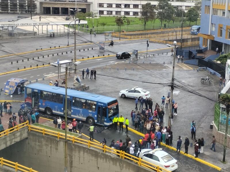 Una estudiante falleció tras ser atropellada por un bus en Quito en la Universidad Central