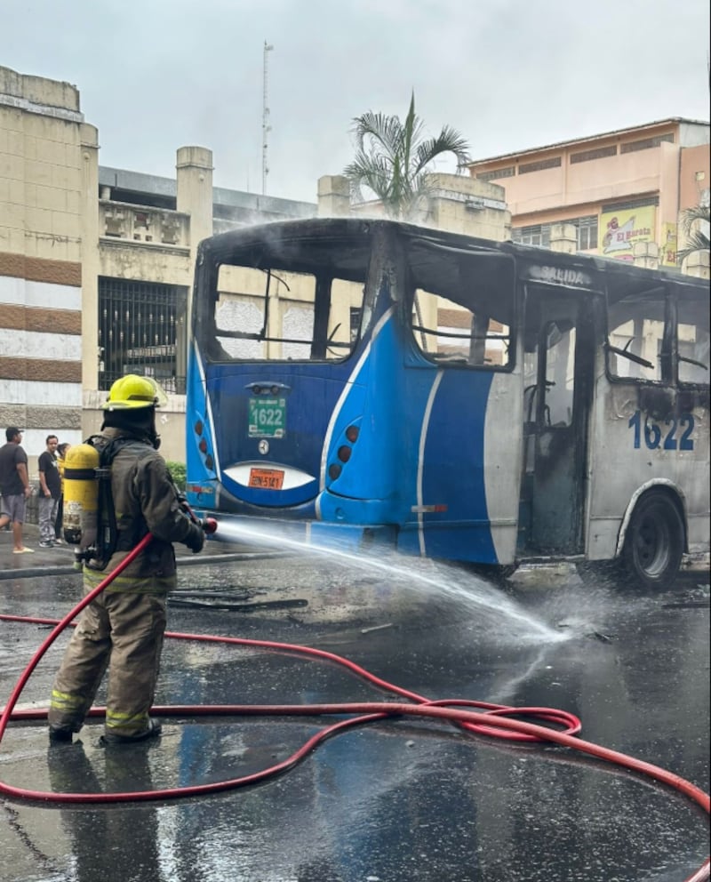 Bus que se incendió en el centro de Guayaquil