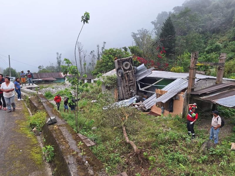 Vehículo chocó contra una vivienda y dejó tres personas fallecidas en la vía Pujilí – La Maná