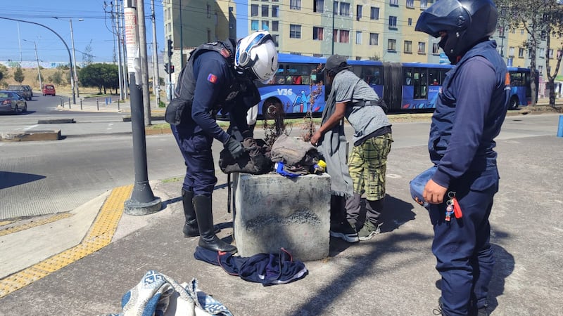 Retiraron a más de mil limpiaparabrisas de las calles de Quito.