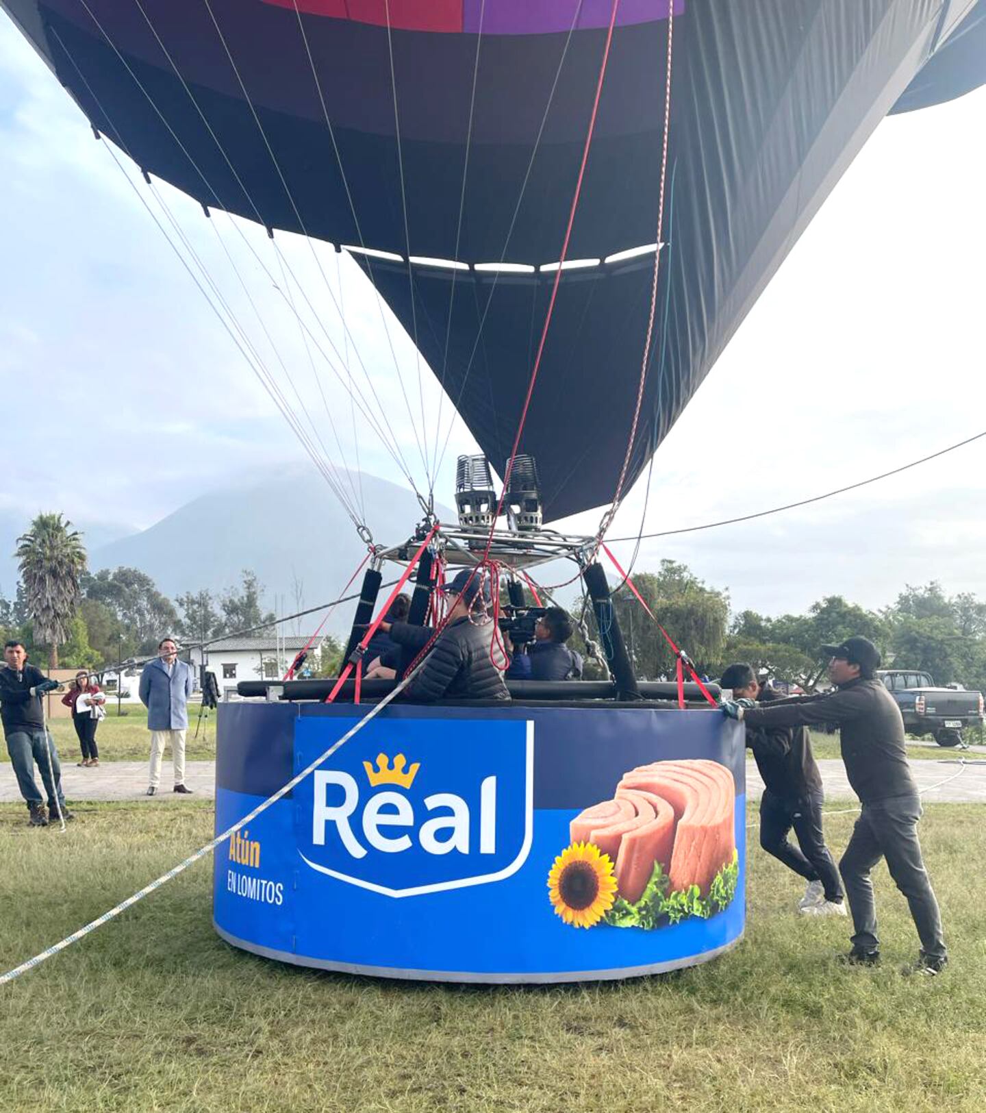 Un ‘mega atún Real’ se paseó por el cielo de Quito en un globo ...