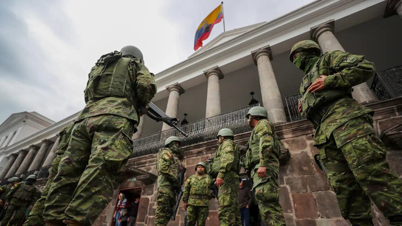 Militares resguardando el Palacio de Carondelet.