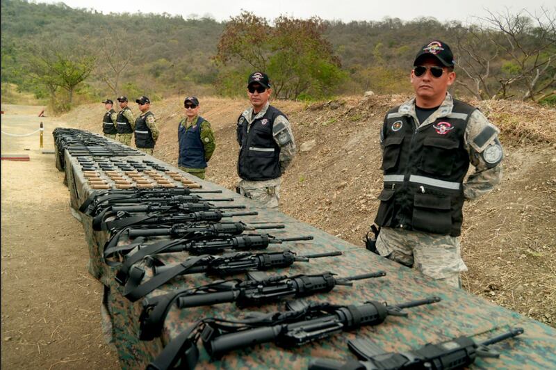 Daniel Noboa entregó armamento incautado a las Fuerzas Armadas. Imagen: Presidencia del Ecuador