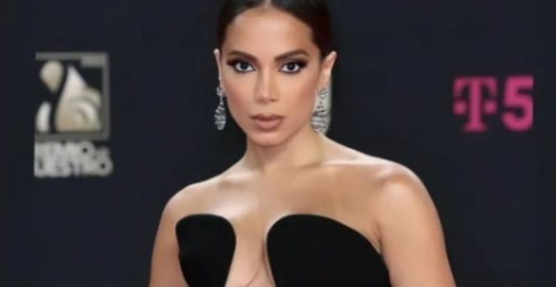 Anitta escolhe look ousado para premiação nos EUA