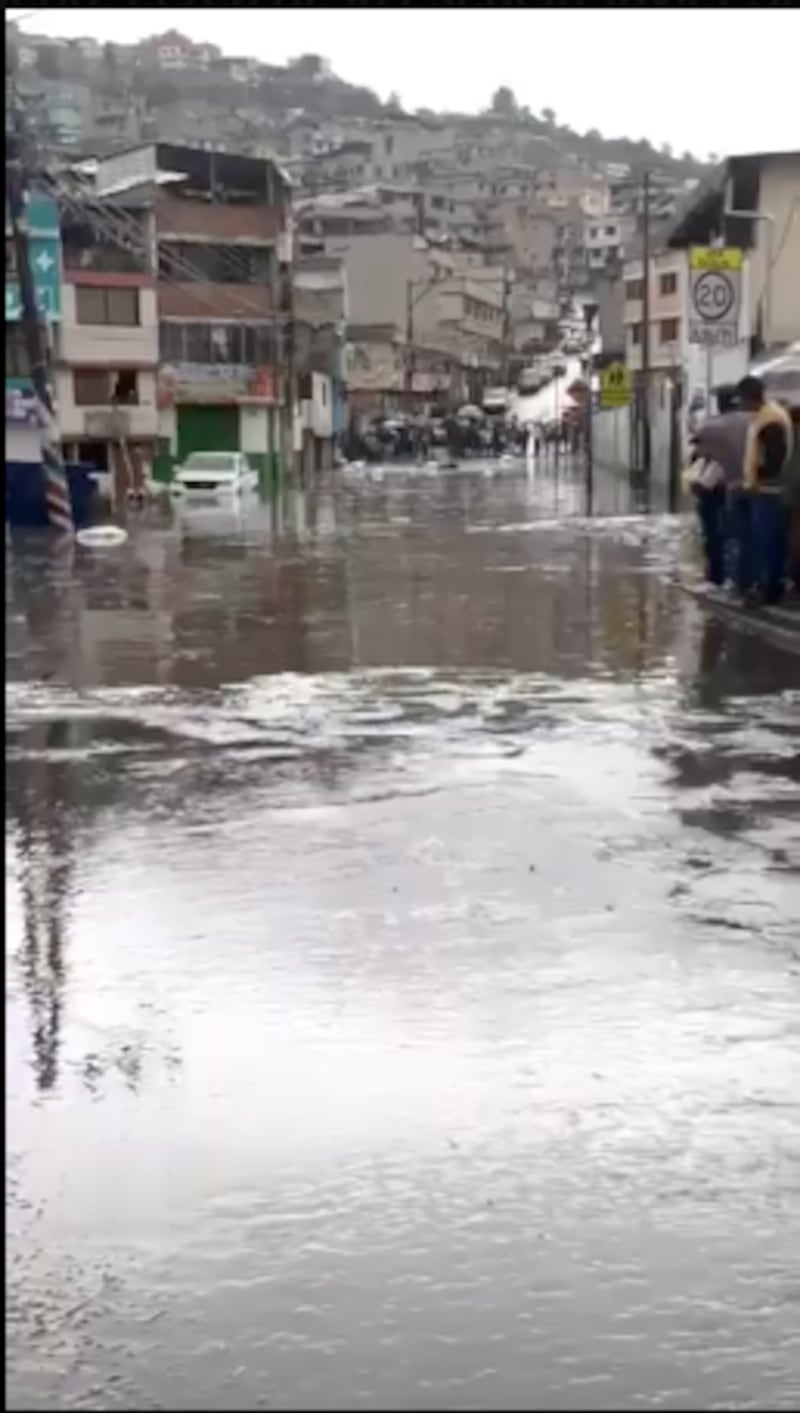 Fuerte lluvia causa acumulación de agua en el sur de Quito