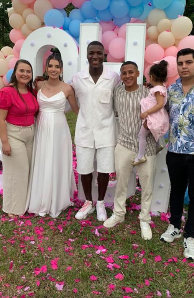 Revelan el género del bebé de Moisés Caicedo y su novia (VIDEO)