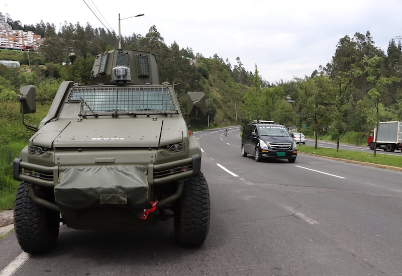 Militares realizan un recorrido de seguridad en el norte de la ciudad de Quito