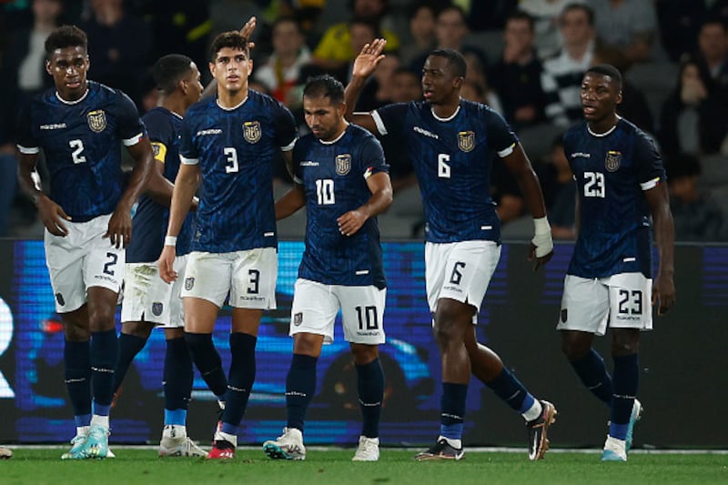 William Pacho festeja su primer gol con la camiseta de La Tri