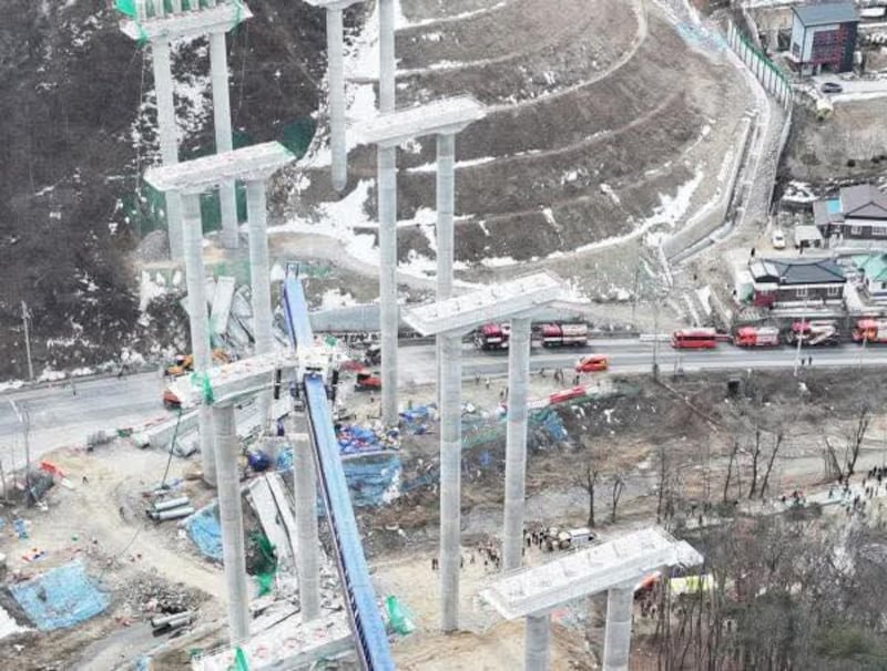 Enorme puente se desploma en Corea del Sur