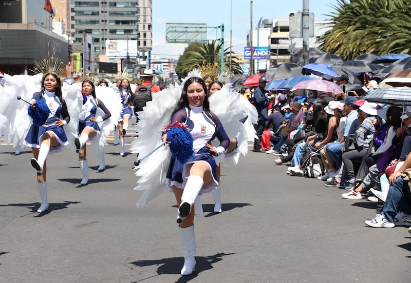 Desfile de la Confraternidad, evento cultural por las Fiestas de Quito, en la Avenida de los Shyris.