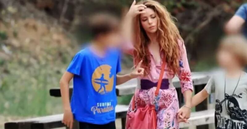 Shakira tras la ruptura se dejada ver con sus hijos, con semblante triste, luciendo un vestido camisero color rosa con estampado floral