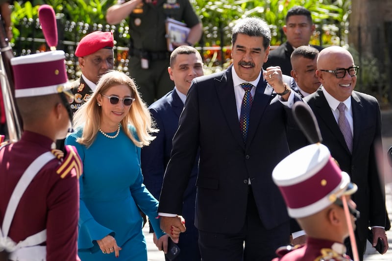 Nicolás Maduro, y su esposa Cilia Flores llegan a la Asamblea Nacional para su ceremonia de juramento para un tercer mandato en Caracas, Venezuela, el viernes 10 de enero de 2025. (Foto AP/Matías Delacroix)