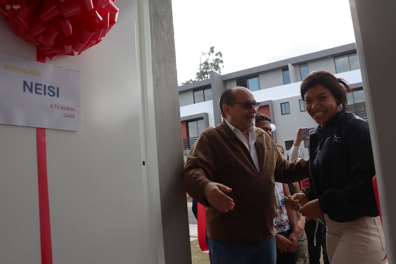 Entrega de casas a Neisi Dajomes y Angie Palacios, medallistas Olímpicas, en el sector de Conocoto