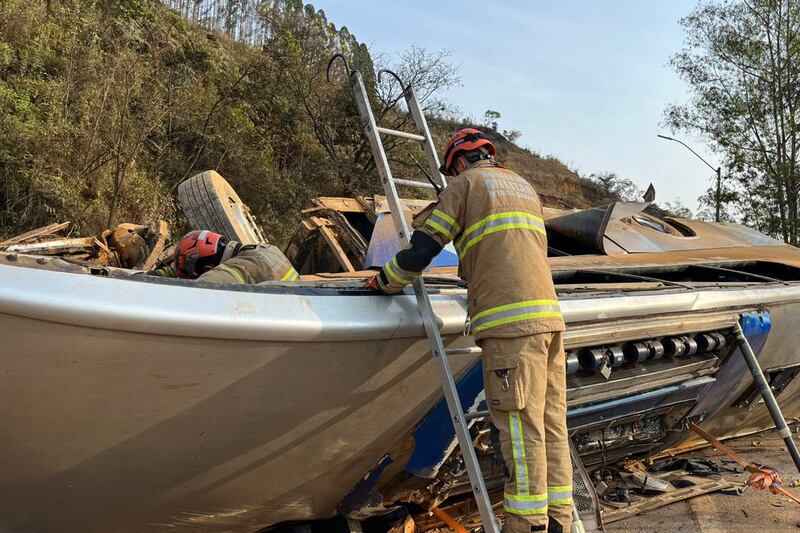 Fotografía cedida por el Cuerpo de Bomberos Militares de Belo Horizonte que muestra a varios de sus miembros mientras atienden un accidente de tránsito.