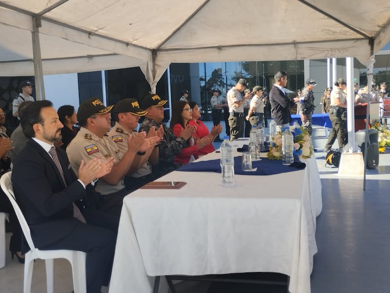 Servidores policiales del Distrito Eugenio Espejo son condecorados.