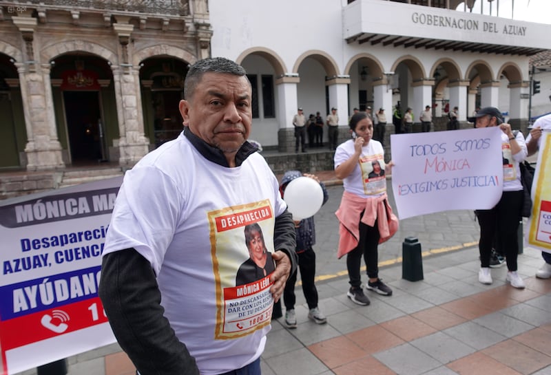 Cuenca,Ecuador 29 de julio de 2024. Familiares y amigos realizatón un palntón la mañana de hoy exijiendo a las autoridades les ayuden a encontrar a Monica Marlene León Soliz quien desapareciera el 13 de junio del 2024.
foto Boris Romoleroux/API.