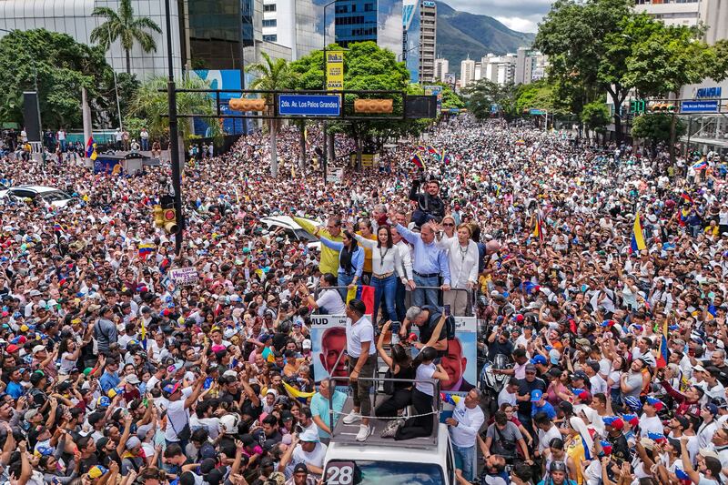 La líder opositora María Corina Machado y el candidato opositor Edmundo González viajan encima de un camión durante una protesta contra los resultados oficiales de las elecciones presidenciales que declararon ganador al presidente Nicolás Maduro en Caracas, Venezuela, el martes 30 de julio de 2024. (AP Foto/Matías Delacroix)