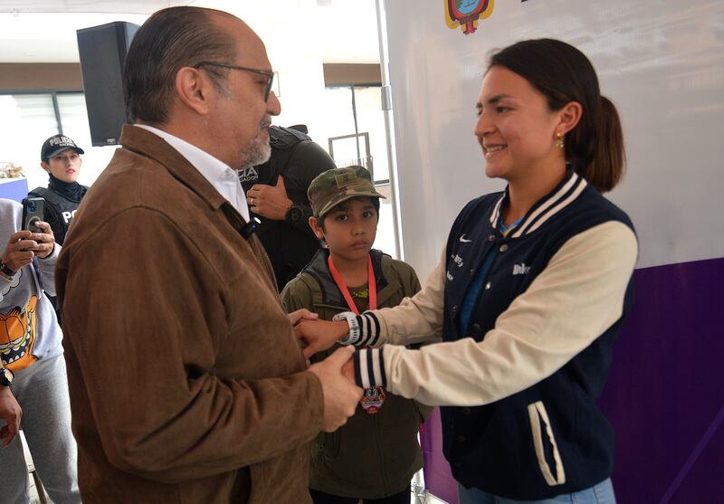 La medallista olímpica, Glenda Morejón recibió su casa otorgada por el Gobierno nacional en el sector de de la Avenida del Chofer en el condomio Jardines Bellavista.