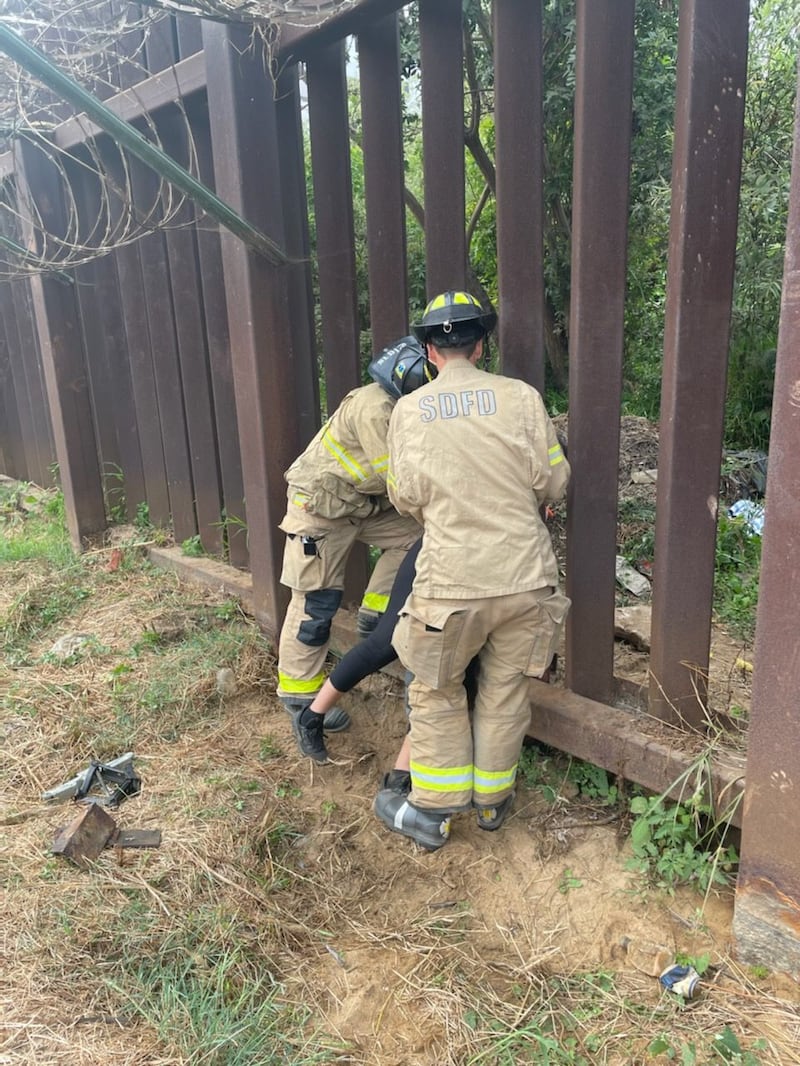 Una mujer se quedó atascada en la frontera