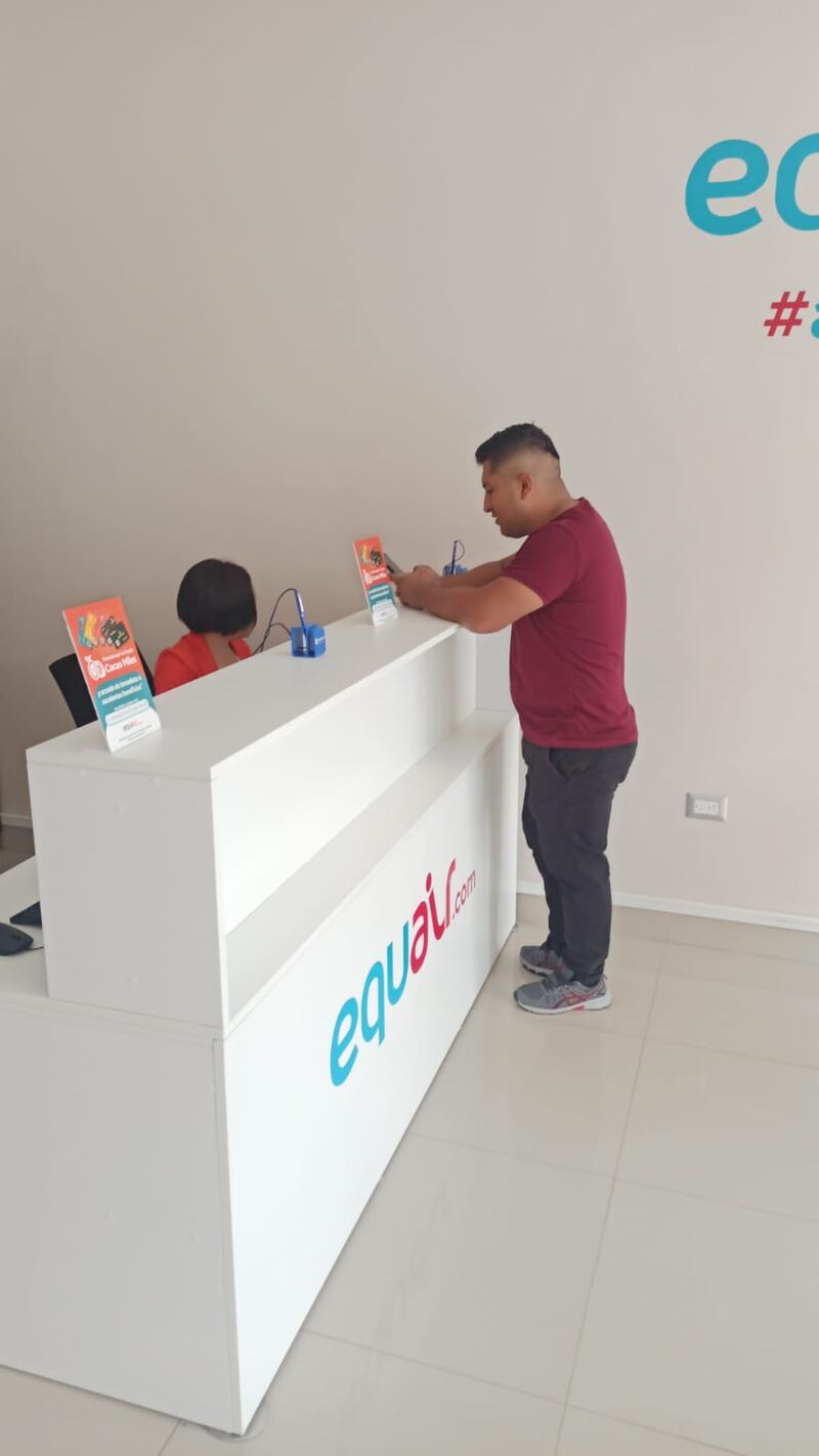 Primer cliente en la oficina de Equair en Galápagos