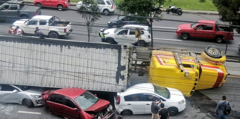 Tráiler aplastó a tres vehículos livianos y afectó a otros en la Simón Bolívar, en el sector de Monjas